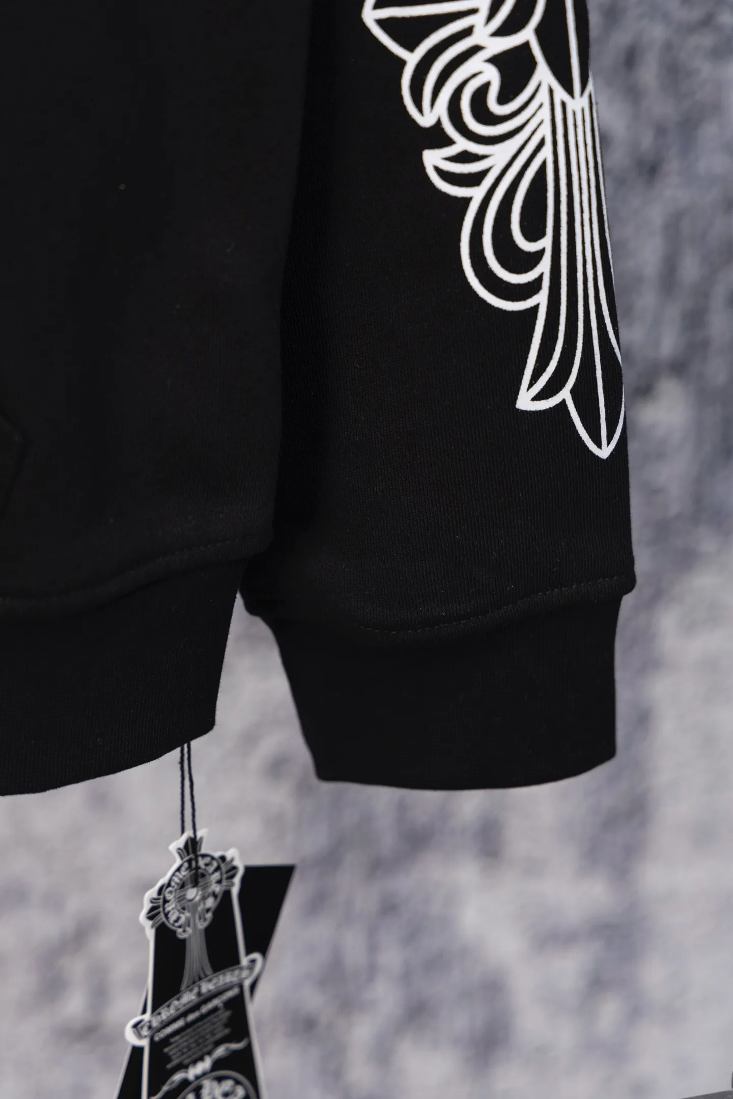 P250 ChromeHearts CH ChromeHearts 25 early autumn flower arm horseshoe zipper cardigan hooded sweatshirt Sanskrit letter rattan flower cross horseshoe hooded sweatshirt The fabric is made of 440g pure cotton terry with matching threads, imported printing, original customization, hardware, soft and skin-friendly. The workmanship is meticulous and the thickness is moderate. The webbing on the back collar extends to the shoulder for reinforcement. The connection between the wellhead and the shoulder is reinforced. The whole body is made with thousands of needle embroidery techniques. It is more compliant and stylish with clothes. It is a hot item of the season. The original customized accessories are complete with three standards. It will look handsome with any combination. The os drop shoulder version and loose version. Color: Black White Size: S M L XL